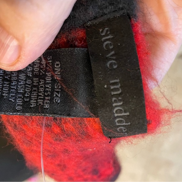 Steve Madden red plaid scarf with pockets - Picture 3 of 3